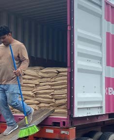 Déchargement des sacs de café — commerce direct