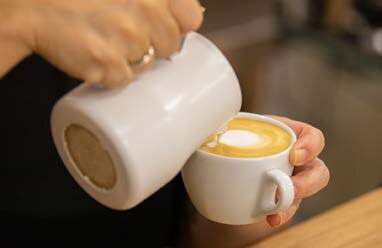Latte art préparé à La Caféothèque